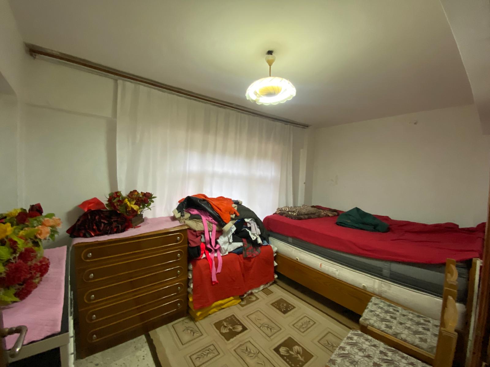 SAKARYA MAH. MEŞE SOKAKTA 5 KATLI BİNANIN BODRU KATTA 1+1 SATILIK DAİRE
